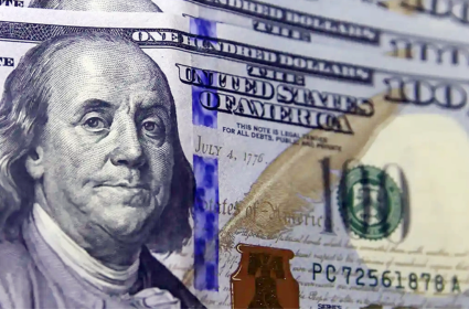 Bolsa sobe com desaceleração da economia e dólar avança no fim de ano